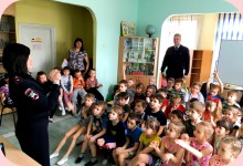 Изображение из альбома Инспекторы ГИБДД в гостях у дошкольников